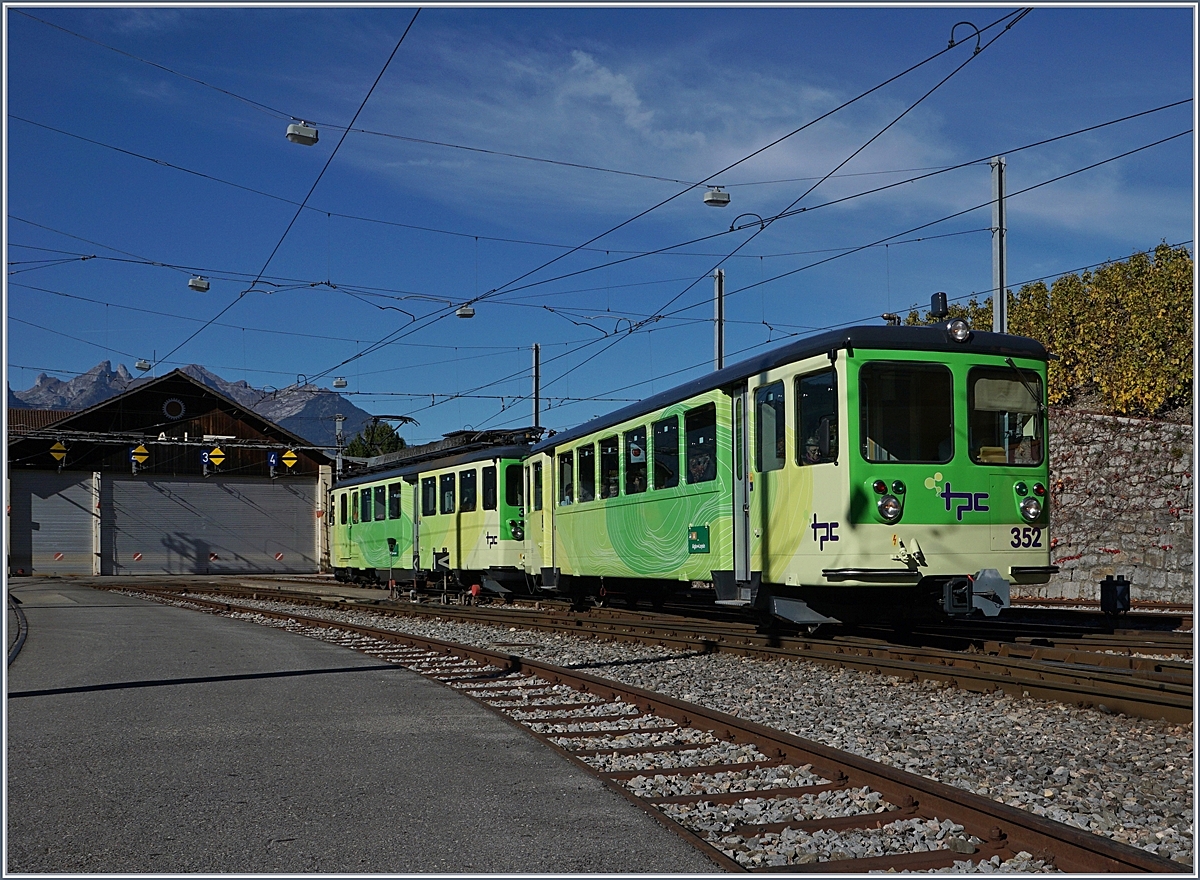 Der A-L BDeh 4/4 301 mit Bt bei seiner Spitzkehre in Dépot Aigle.
28. Okt. 2016