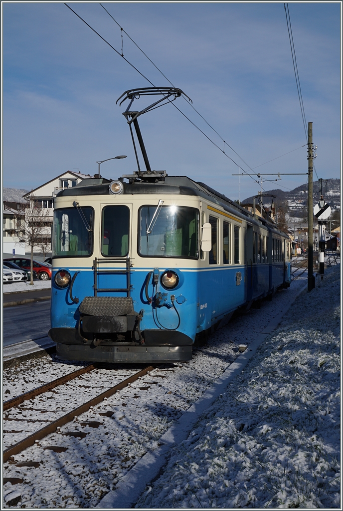 Der ABDe 8/8 4002  Vaud  der MOB auf der B-C kurz nach Blonay als saisonaler Extrazug von Vevey nach Château d'Oex für Schulklassen von Vevey. 
7. März 2016