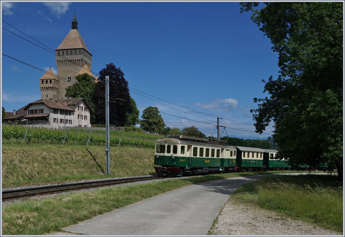 Der BAM BCFe 4/4 N° 2 mit einem historischen Reisezug kurz vor der Haltestelle Vufflens le Château. 
7. Juni 2017