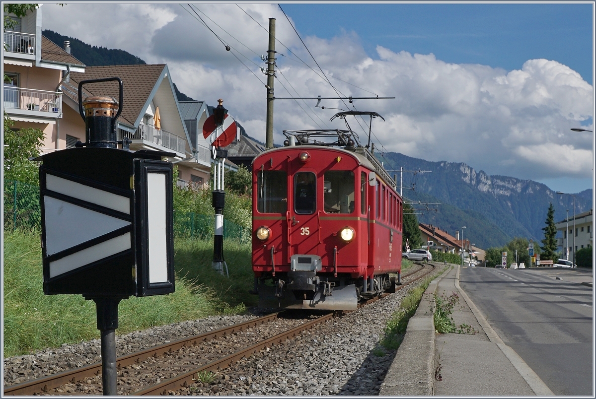 Der Berninabahn RhB ABe 4/4 35 erreicht als Blonay-Chamby Museumszug Blonay.
1. Aug. 2016