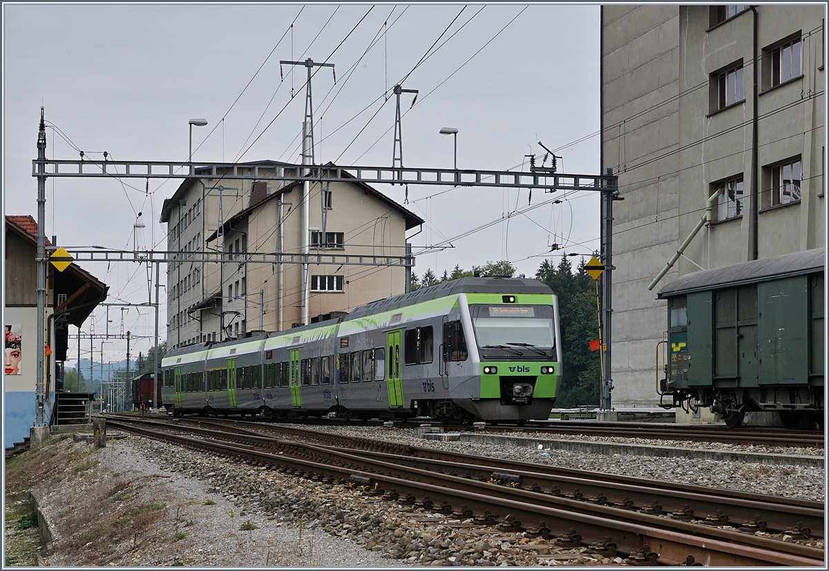 Der BLS RABe 525 026  Nina  nach Summiswald Gr�nen erreicht L�tzelfl�h Goldbach. 

21. Sept. 2020