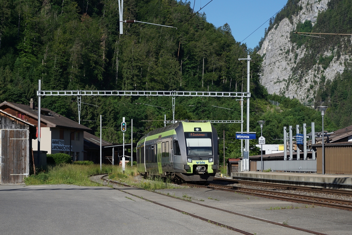 Der BLS RABe 535 111  Lötschberger  verlässt Wimmis in Richtung Zweisimmen. 

14. Juni 2021