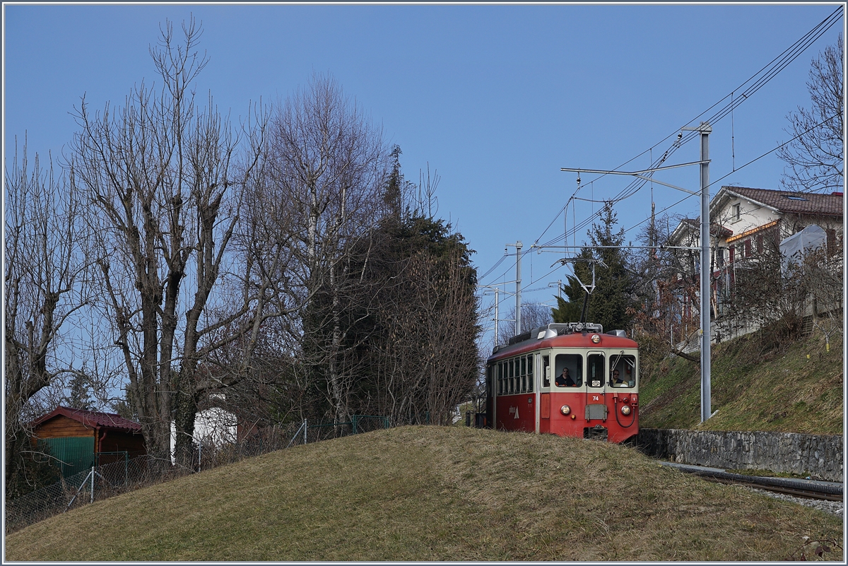 Der CEV BDeh 2/4 74 ist auf der Fahrt von Les Pléiades nach Blonay und wurde hier kurz vor der Ankunft in Blonay fotografiert. Es war eine der letzte Fahrten, kurz darauf wurde der BDeh 2/4 74 als letzter seiner Serie aus dem Dienst genommen und verschrottet.

13. Feb. 2017