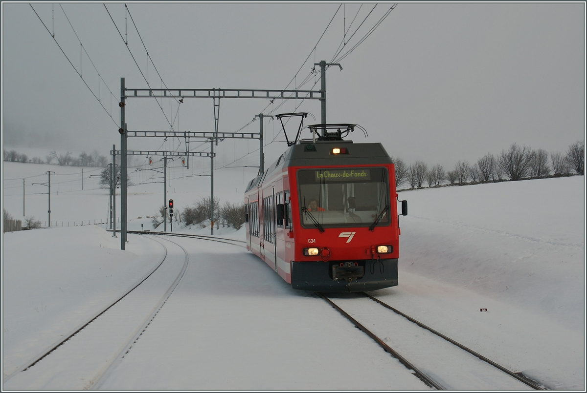 Der CJ GTW Be 2/6 634 ist bei La Cibourg Richtung La Chaux de Fonds unterwegs.
18. Jan. 2010  