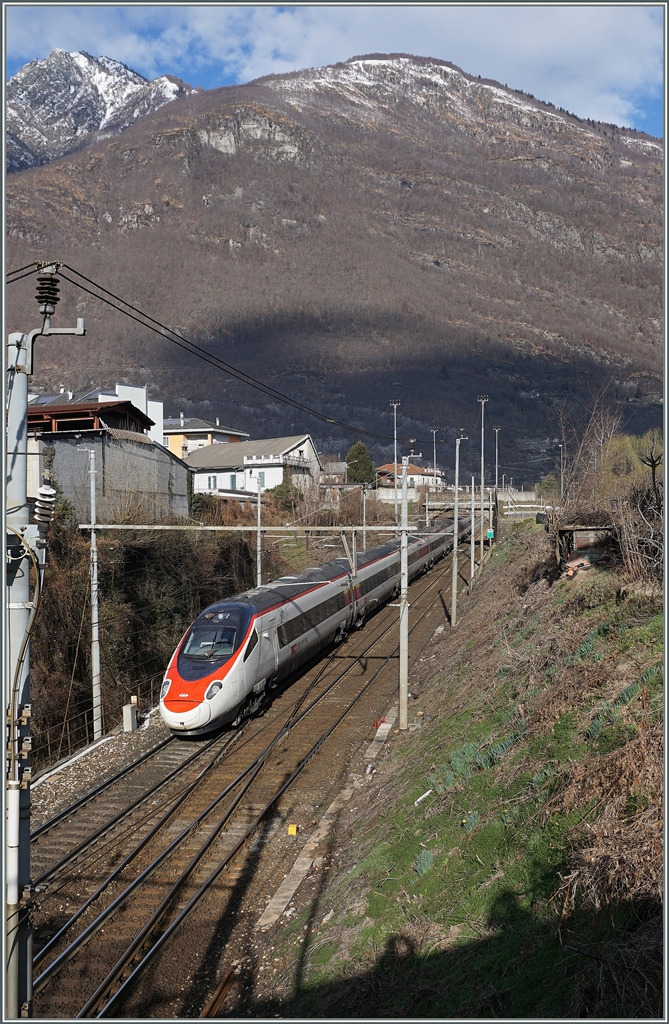 Der EC 32 hat soeben Domodossola verlassen und führt nun Richtung Simplon.
19. Feb. 2016