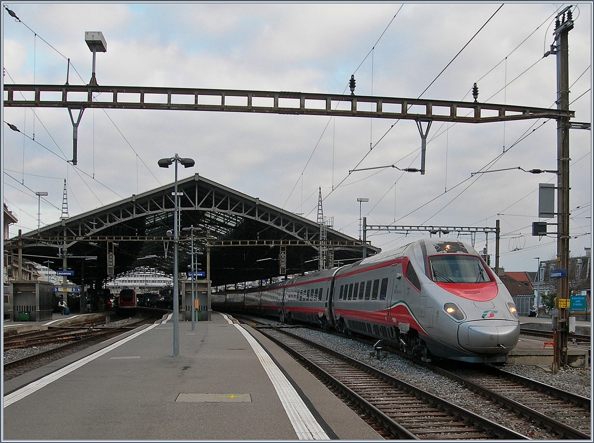 Der FS Trenitalia ETR 610 701 (UIC 93 85 5610 701-0 CH TI) verlässt als EC 34 Milano - Genève den Bahnhof von Lausanne.
12. Jan. 2018