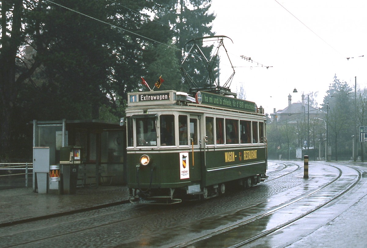 Der historische Triebwagen Ce 4/4 147 der Berner Stra�enbahn ist im Mai 1980 als Speisewagentram unterwegs