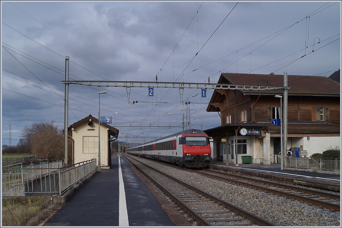 Der IR 1817 hätte nach meinen vortägigen Beobachtungen eigentlich als IC 200 kommen, und fotografisch geschickt mit der Lok vorneweg; dem war, wie das Bild zeigt nicht so.
Roche VD, den 6. Jan. 2019