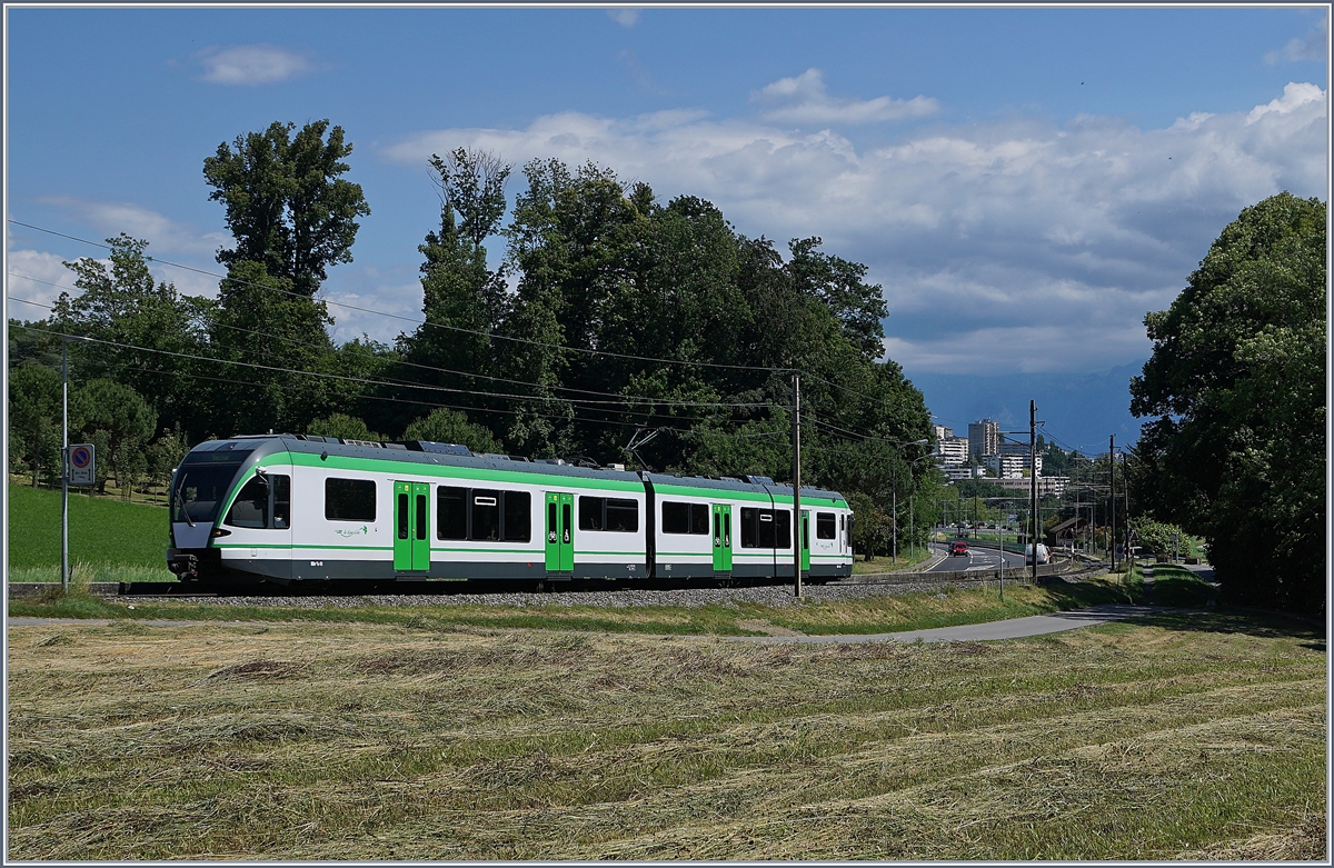 Der LEB RBe 4/8 41 hat die Station Jouxtens-Mézery verlassen und fährt nun durch die bereits ländliche Landschaft des Gros-de-Vaud, im Hintergrund ist die Agglomeratin von Lausanne zu sehnen. 

22. Juni 2020