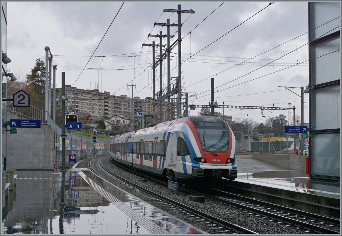 Der LEX RABe 522 214 ist als SL2 23417 auf der Fahrt von Annecy nach Coppet und verlässt den Halt Lancy-Bachet. Dieser Triebzug wurde erst nachträglich von einem  normalen  RABe 522 zu einem LEX RABe 522 umgerüstet. 

10. März 2023