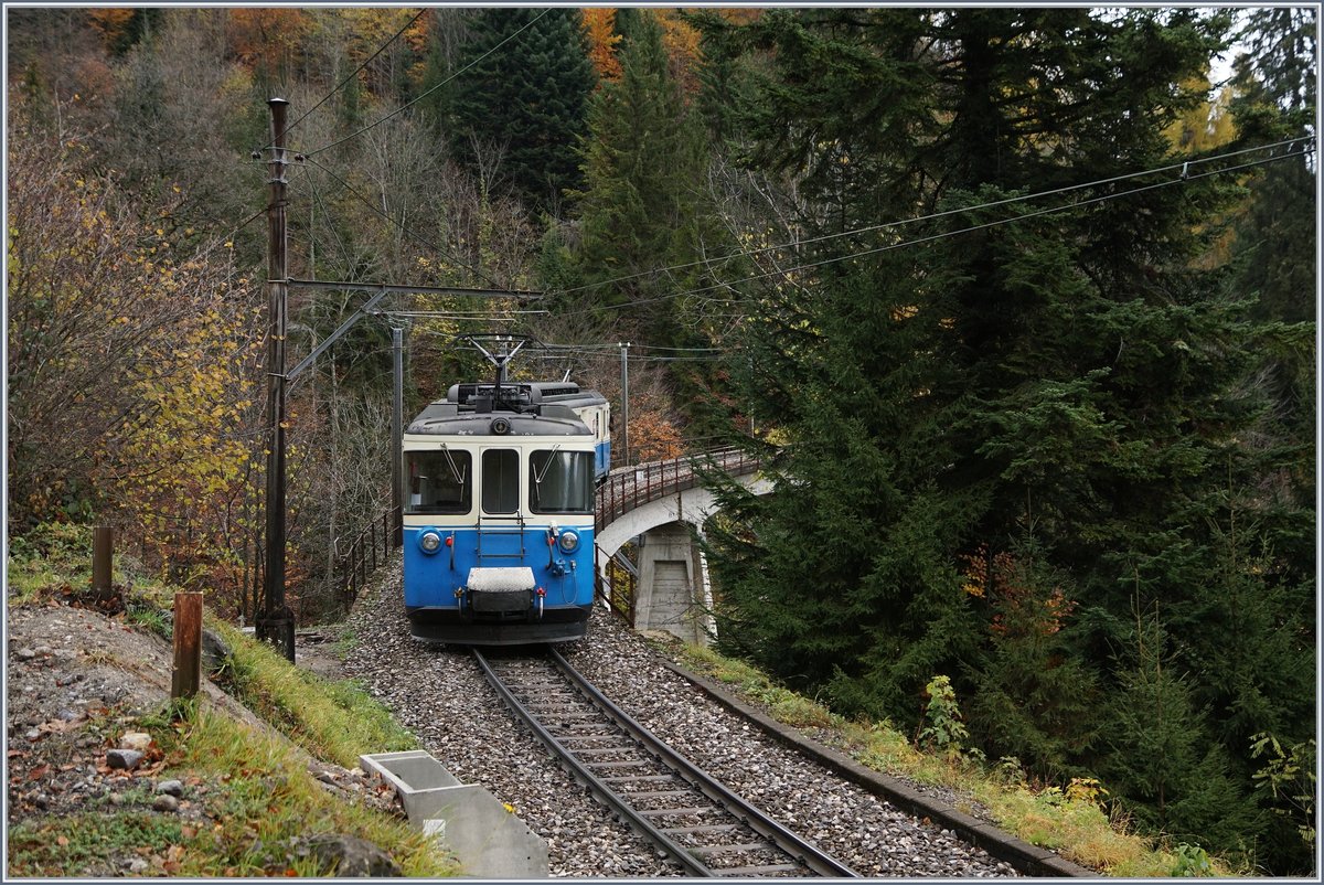 Der MOB ABDe 8/8 4001  Suisse  als Extrazug zwischen Sendy Sollard und Les Avants.
11. Nov. 2017