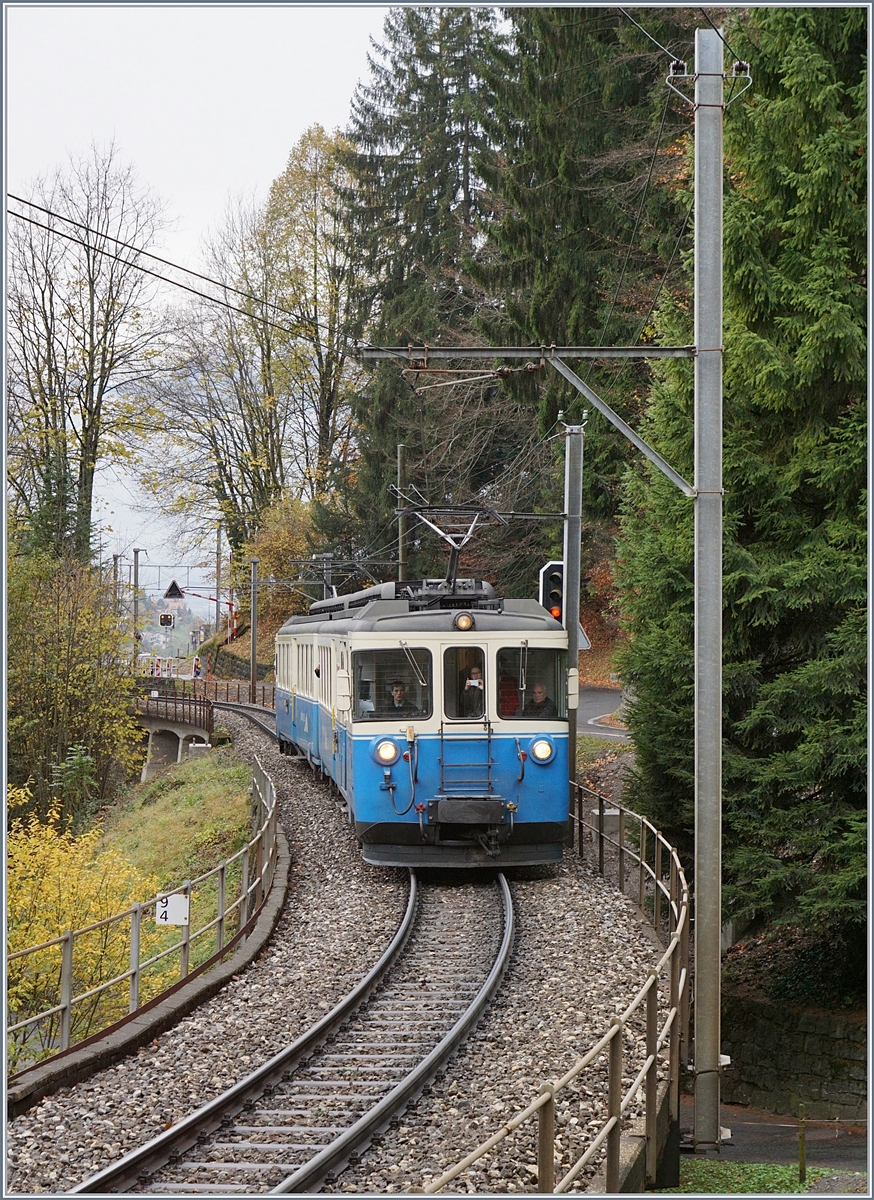 Der MOB ABDe 8/8 4001 SUISSE auf einer Sonderfahrt zwischen Sendy Sollard und Les Avants.
11. Nov. 2017