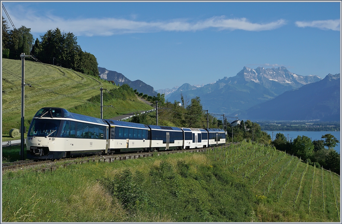 Der MOB Zug der Zukunft: ein  Alpina  Be 4/4 (oder ABe 4/4) Serie 9000 mit zwei bis drei Panorama Wagen und einem der vier Steuerwagen bilden ab dem Fahrplanwechsel das Grundkonzept des Verkehrs zwischen Montreux und Zweisimmen. Im Bild der MOB RE 2229  Golden Pass MOB Panoramic  von Zweisimmen nach Montreux kurz nach Planchamp mit dem Ast 151 Steuerwagen am Zugsschluss. 

8. Juli 2020