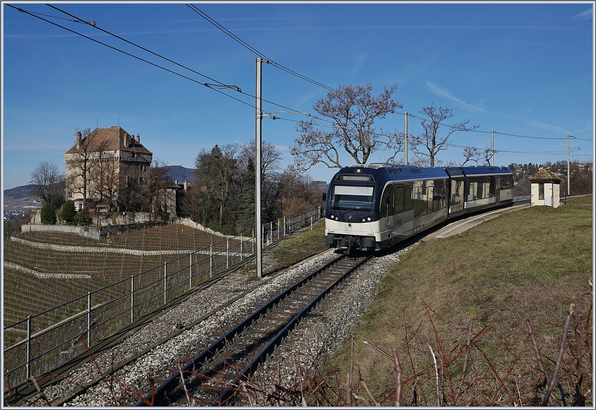 Der MVR ABeh 2/6 7508 als Regionalzug 2325 von Fontanivent nach Montreux bei Halt in Châtelard VD.
16.01.2019