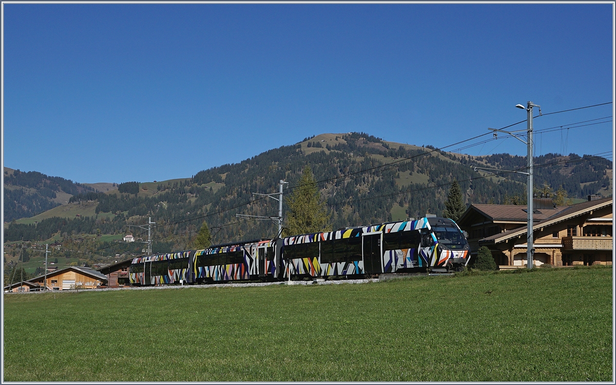 Der von Sarah Morris gestaltete Lenkerpendel  Monarch , bestehend aus ABt 341, Be 4/4 5001 und Bt 241, unterwegs als Regionalzug 2418 von Rougemont in die Lenk zwischen Saanen und Gstaad. 
10. Okt. 2017