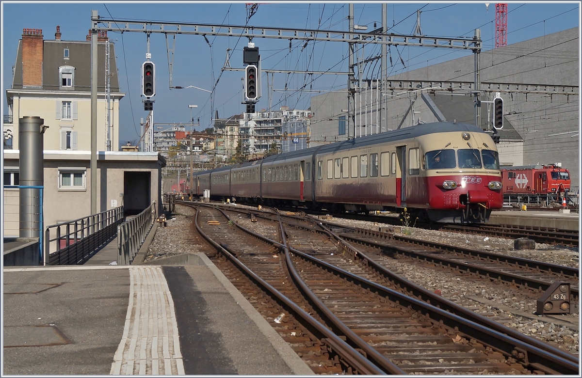 Der SBB Historic RAe TEE II erreicht auf seiner Extrafahrt von Aarau nach Vevey (-> St-Maurice) den Bahnhof von Lausanne.

31. März 2019