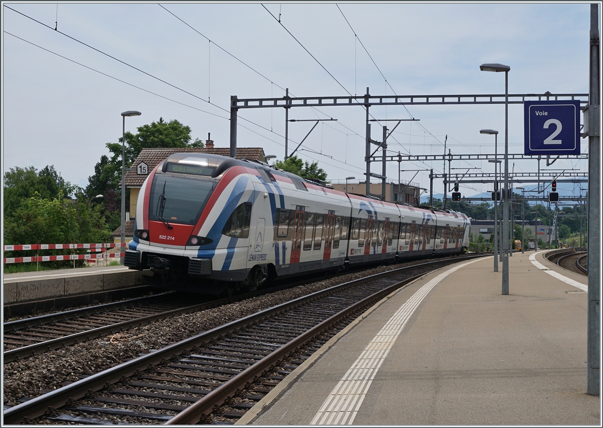 Der SBB LEX RABe 522 214 ist als Léman Express SL2 von Coppet nach Annecy unterwegs und verlässt Versoix in Richtung Genève.

Dieser Zug wurde erst nachträglich zum LEX RABe 522 umgerüstet, vorher wurde er unter anderem auf der Strecke Biel/Bienne - Meroux als  normaler  RABe 522 eingesetzt. 

28. Juni 2021