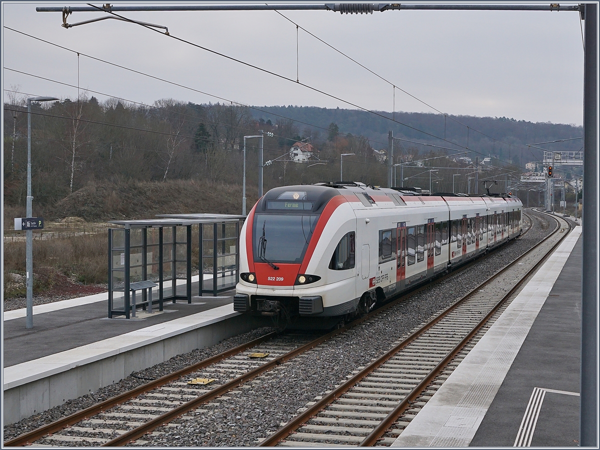 Der SBB RABe 522 209 erreicht den zur Wiederinbetriebnahme (ab 9.12.2018) der Strecke nach Belfort komplet neu gestalteten Bahnhof Delle. 

Heute, da Samstag, endet dieser Zuglauf hier, sonst fährt der Zug in ders Schulzeit wie etliche andere Züge als RE nach Meroux TGV weiter. 


15. Dez. 208  