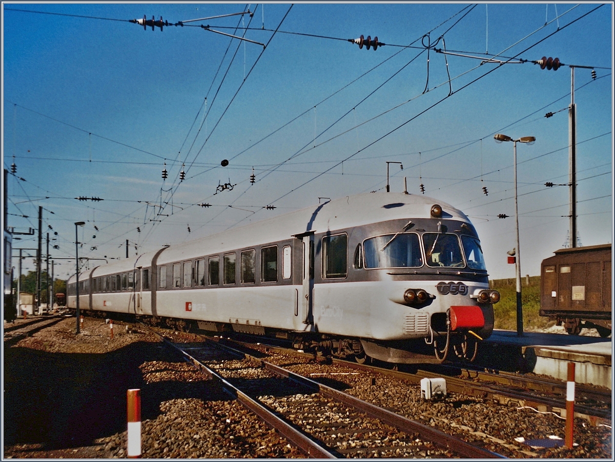 Der SBB RAe TEE II, am Ende seiner Laufbahn der edlen TEE Farbgebung beraubt und als  RABe TEE II  unterwegs, wird in Frasne als TGV Anschlusszug nach Bern (via Neuchâtel - Biel/Bienne) bereitgestellt. 

Oktober 1999 