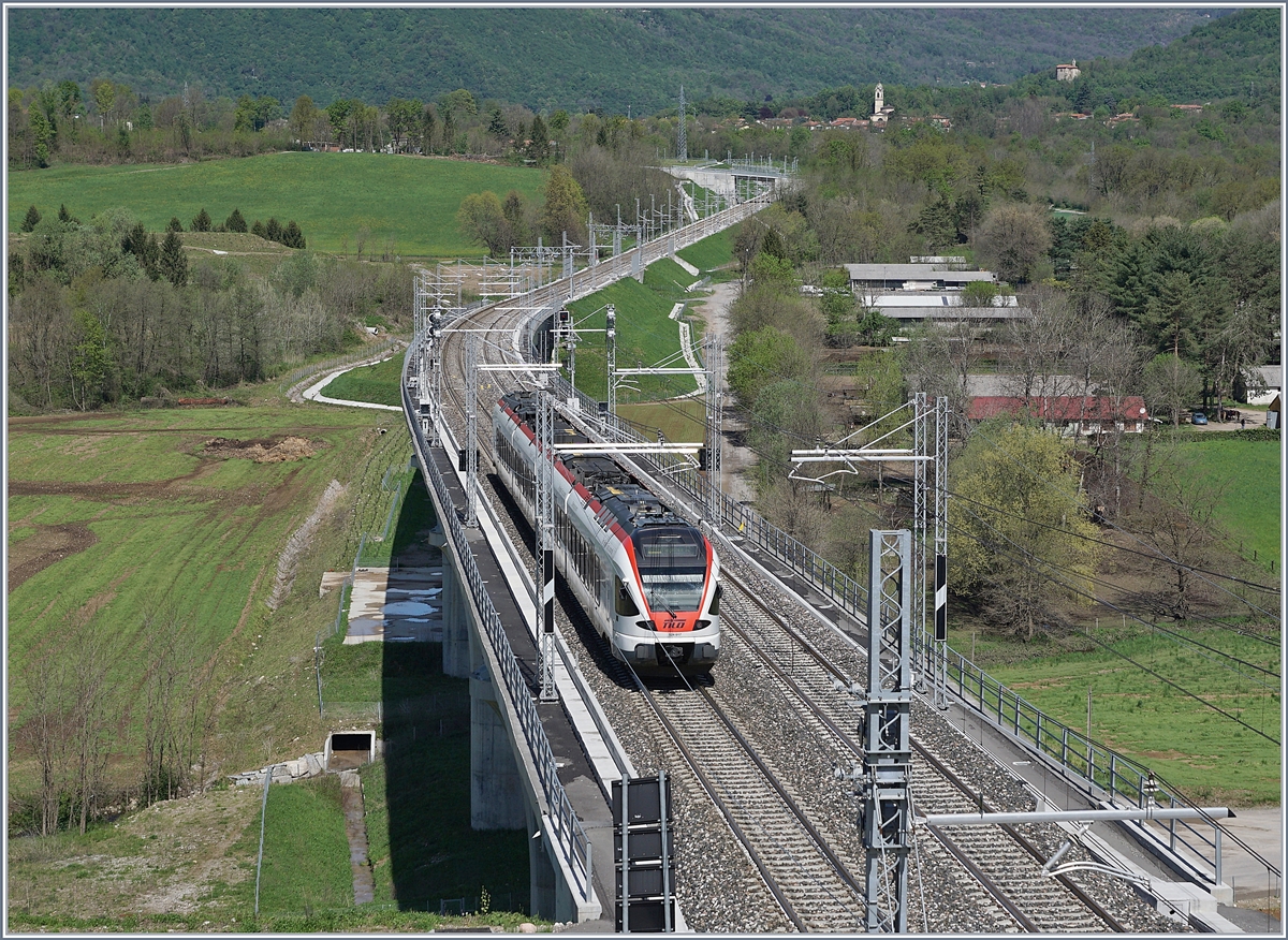 Der SBB TILO RABe 524 017 auf der Fahrt nach Varese auf der 438 Meter langen Bevera Brücke.

27. April 2019