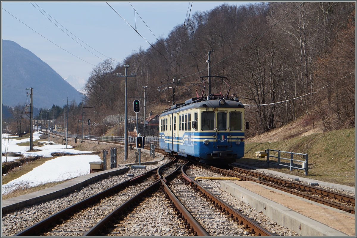 Der SSIF ABe 6/6 34  Piemonte  verlässt pünkltich, aber leider ohne Fahrgäste Re.
19. März 2015