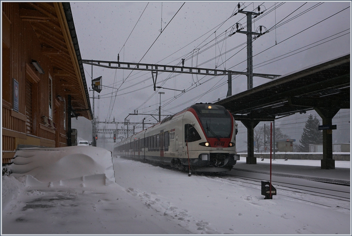 Der Tilo Flirt RABe 524 103 als RE 4321 nach Lugano erreicht am 5. Jan. 2017 Göschenen.
