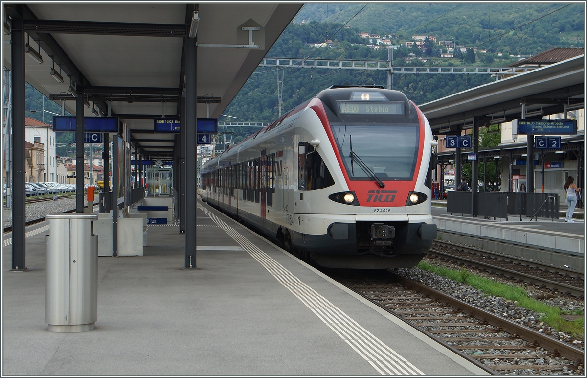 Der TILO RABe 524 015 als S50 25575 wartet auf die Abfahrt nach Stabio.
22. Juni 2015
