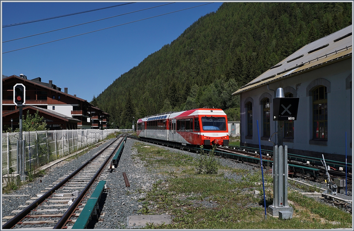 Der TMR Beh 4/8 71 erreicht als Regionalzug 26220 von Martigny kommend sein Ziel Vallorcine. Rechts im Bild das Ausfahrtsignal C 110 welches von der Form und Nummerierung her überraschend schweizerischem Standard entspricht, während links im Bild die Weiche einen typischen SNCF Handweichenmechanismus aufweist.

7. Juli 2020 