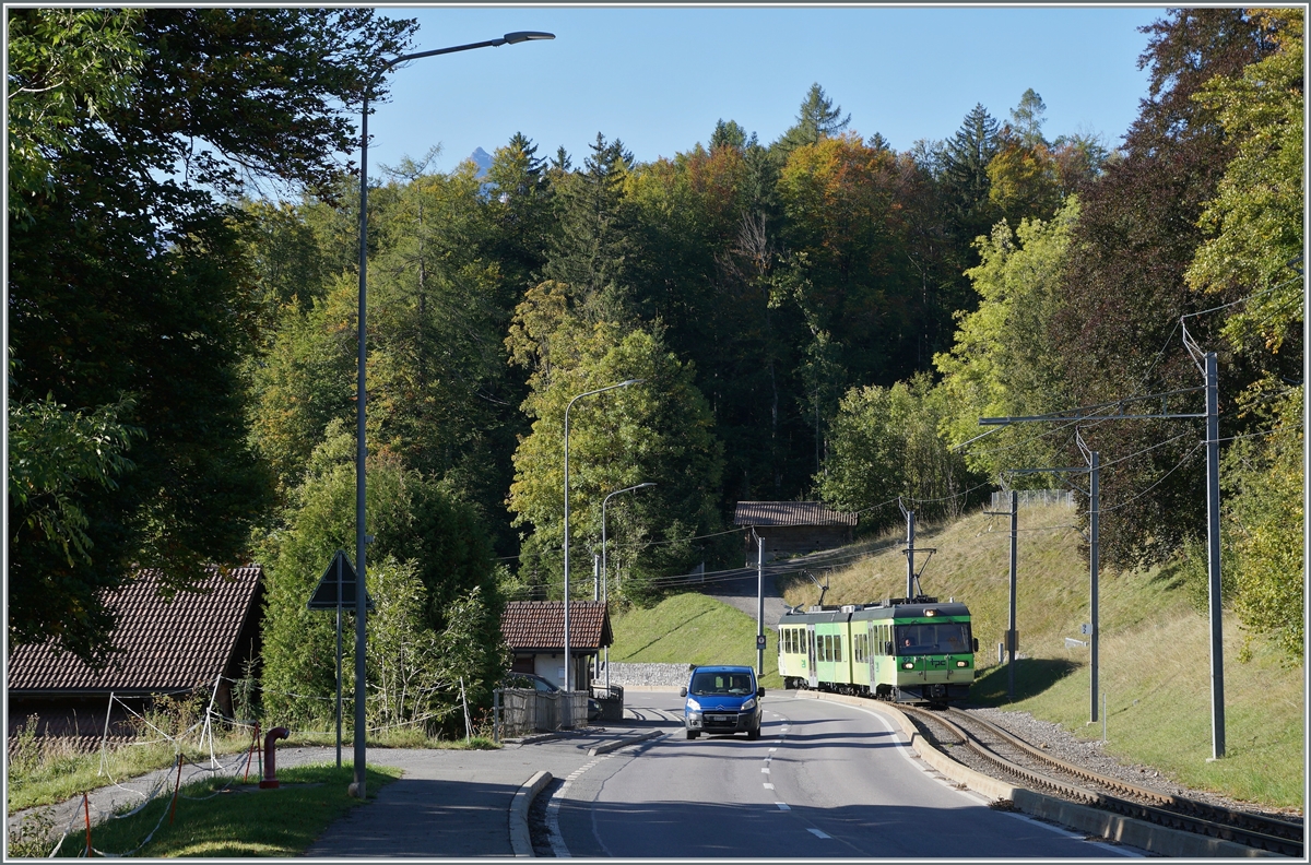 Der TPC BVB Beh 4/8 N° 92 ist kurz vor La Barboleuse auf dem Weg nach Villars s/O. 

11. Okt. 2021