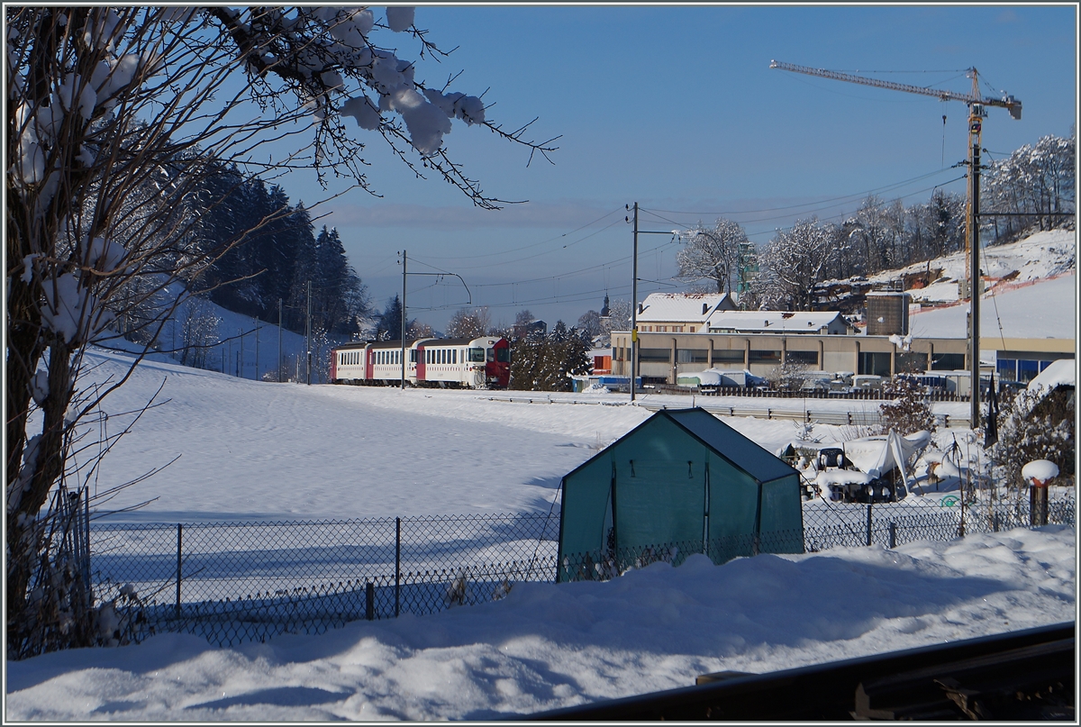 Der TPF Regionalzug (S51) 14858 von Palézieux hat sein Ziel Châtel St-Denis fast erreicht.
21. Jan 2015