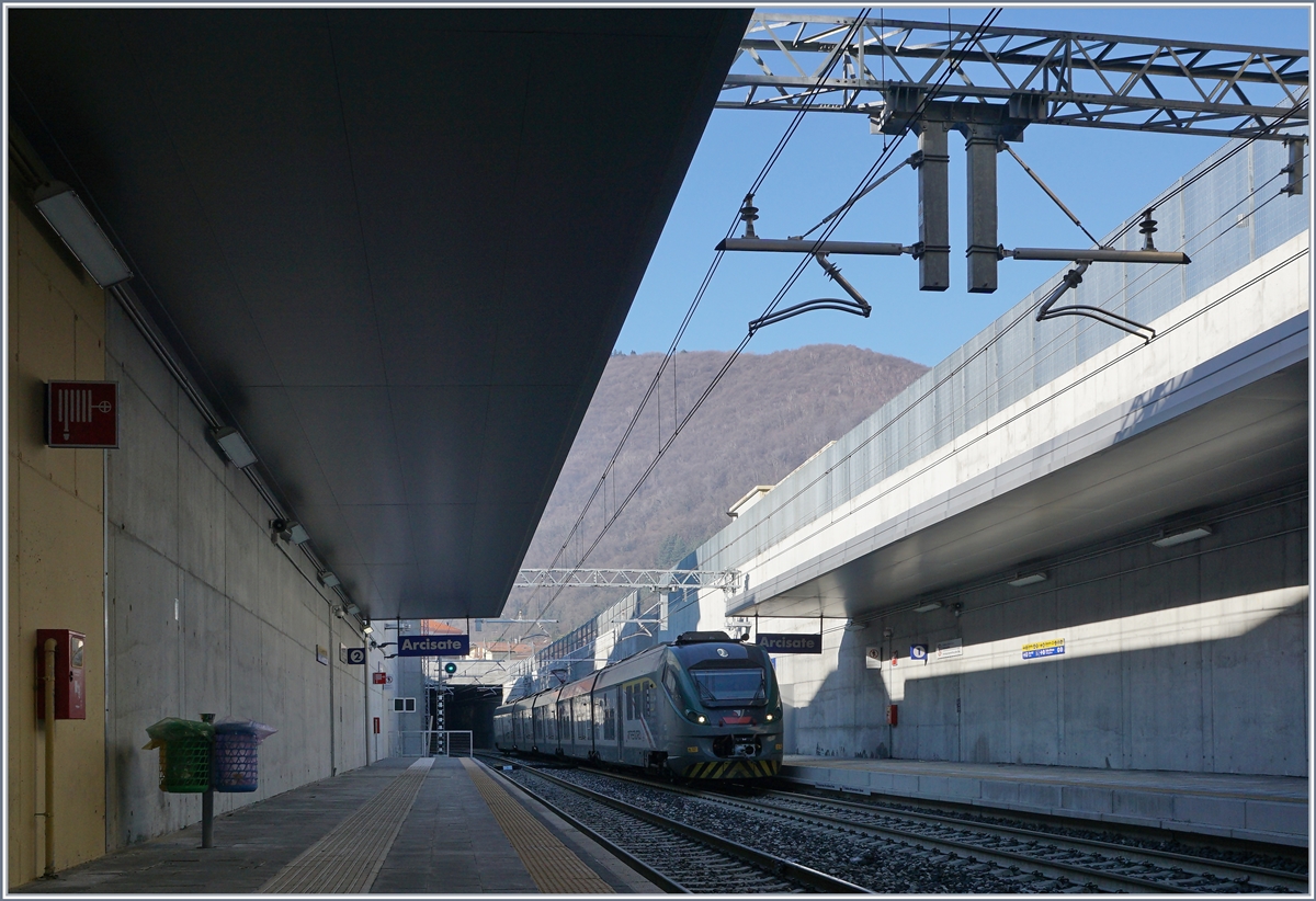 Der Trenord ETR 425 023 als RE 5310 von Milano Porta Garibaldi nach Porto Ceresio erreicht  Arcisate. Das Bild zeigt, dass die zweckmässige Station Arcisate (wie auch Cantello Gaggiolo und Induno Olona) nicht gerade sehr fotogen sind.
5. Jan. 2019