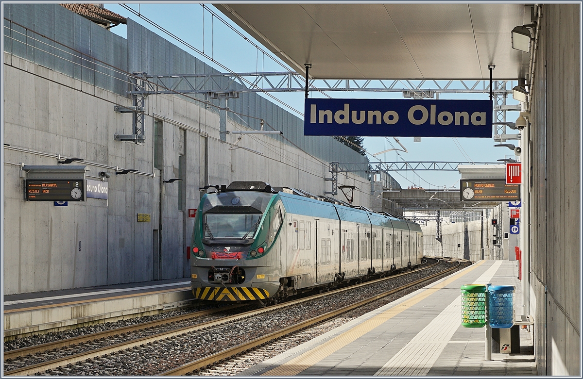 Der Trenord ETR 425 023 als RE 5313 von Porto Ceresio nach Milano Porta Garibaldi beim Halt in Iduno Olona. 

27. April 2019