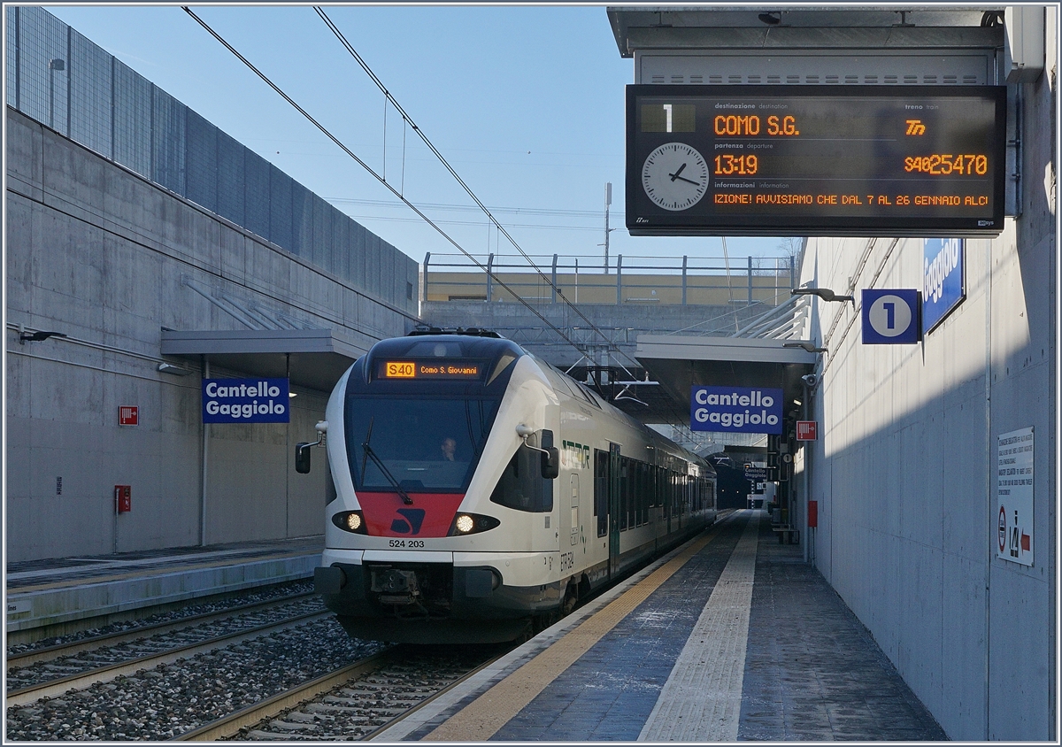 Der Trenord RABe 524 203 als S 40 nach Como S.G. beim Halt in Cantello Gaggiolo und dies, wie ein Blick auf die Uhr und Anzeigetafel zeigt,  pünktlich wie die Eisenbahn .
5. Jan. 2019