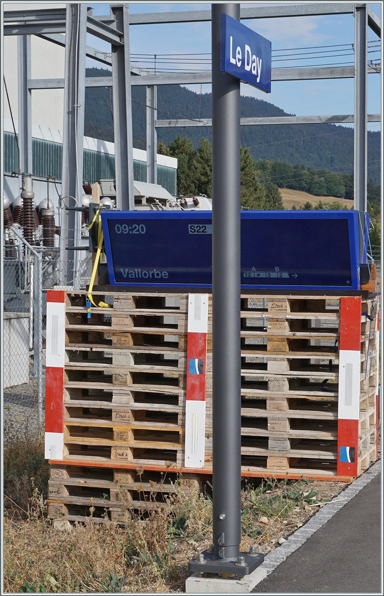 Der wohl genialste Zuganzeiger aller Zeiten: Sehr eindrücklich stimmt er die Reisenden auf den etwas heruntergekommenen Ziel-Bahnhof ein...

Le Day, den 15. August 2022