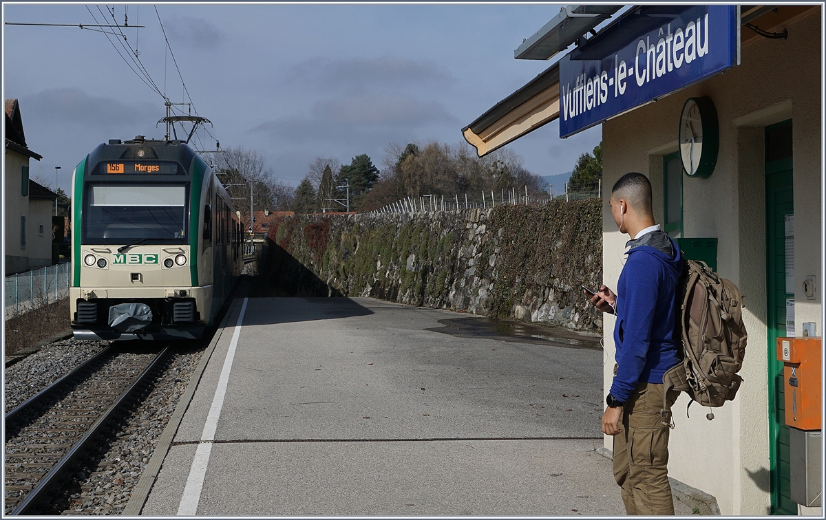 Der Zug nach Morges erreicht Vufflens le Château. 
3. März 2017