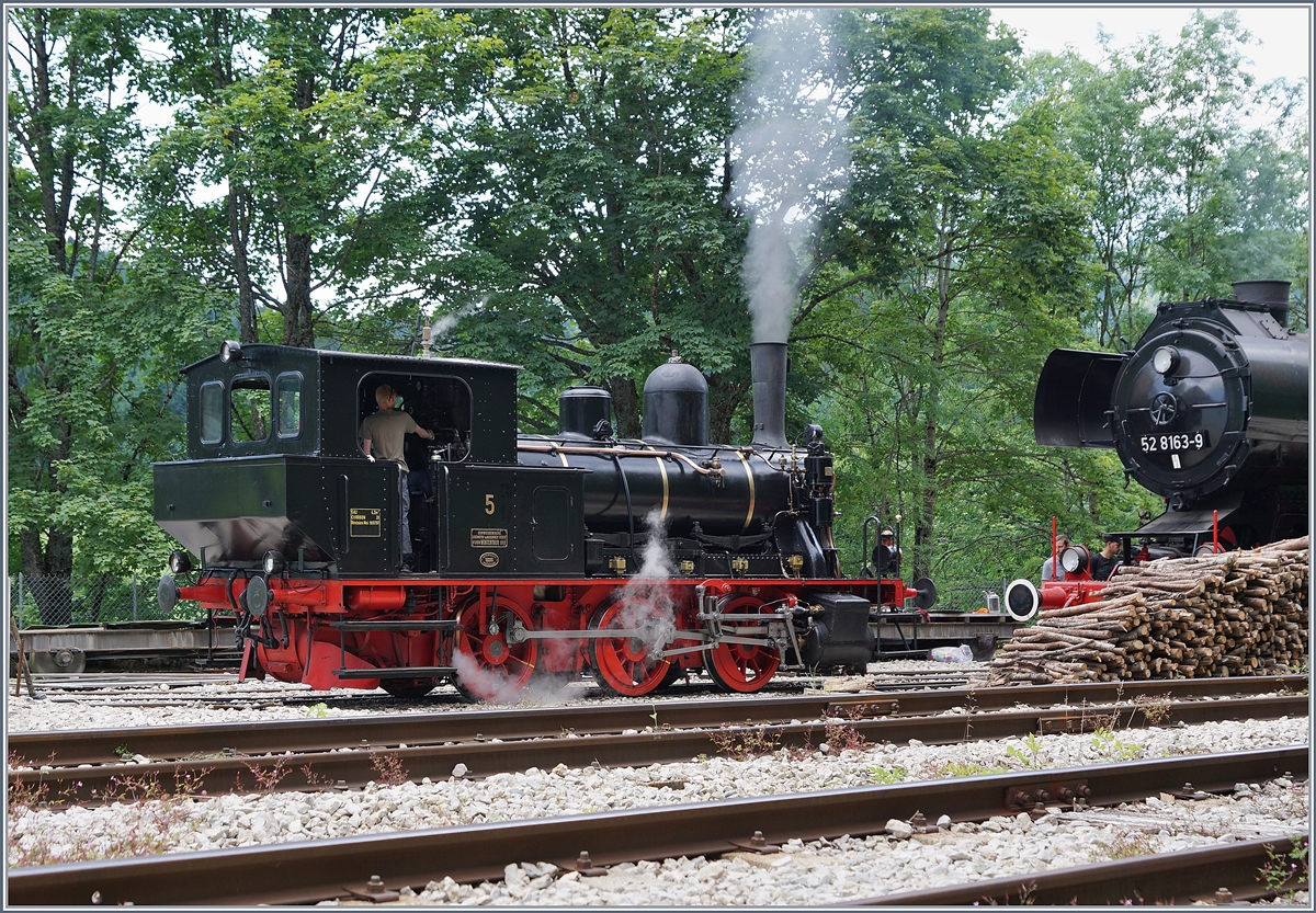 Die 1915 von SLM Winterthur unter der Fabriknummer 2538 gebaute E 3/3 N° 5  Rhône  für die Alusuisse Sierre -Chippis wurde von der C.F.T.V.P. (Coni'Fer) übernommen. Heute fährt das  Tigerli  auf der gut 7.5 Km langen Strecke von Les Hôpitaux Neuf nach Fontaine Ronde als 030T5 im Museumsbahndienst. 
Die Strecke war vor Eröffnung der NBS Vallorbe - Frasne 1916 Bestandteil der Verbindung Paris - Milano mit bis zu vierzig Zügen pro Tag.

Im Bild das Tigerli N° 5 in Les Hôpitaux Neufs bei der Vorbereitung zur nächsten Fahrt nach Fontaine Ronde. Ganz links im Bild zeigt sich ein kleiner Teil der 52 8163-9 . 

16. Juli 2019