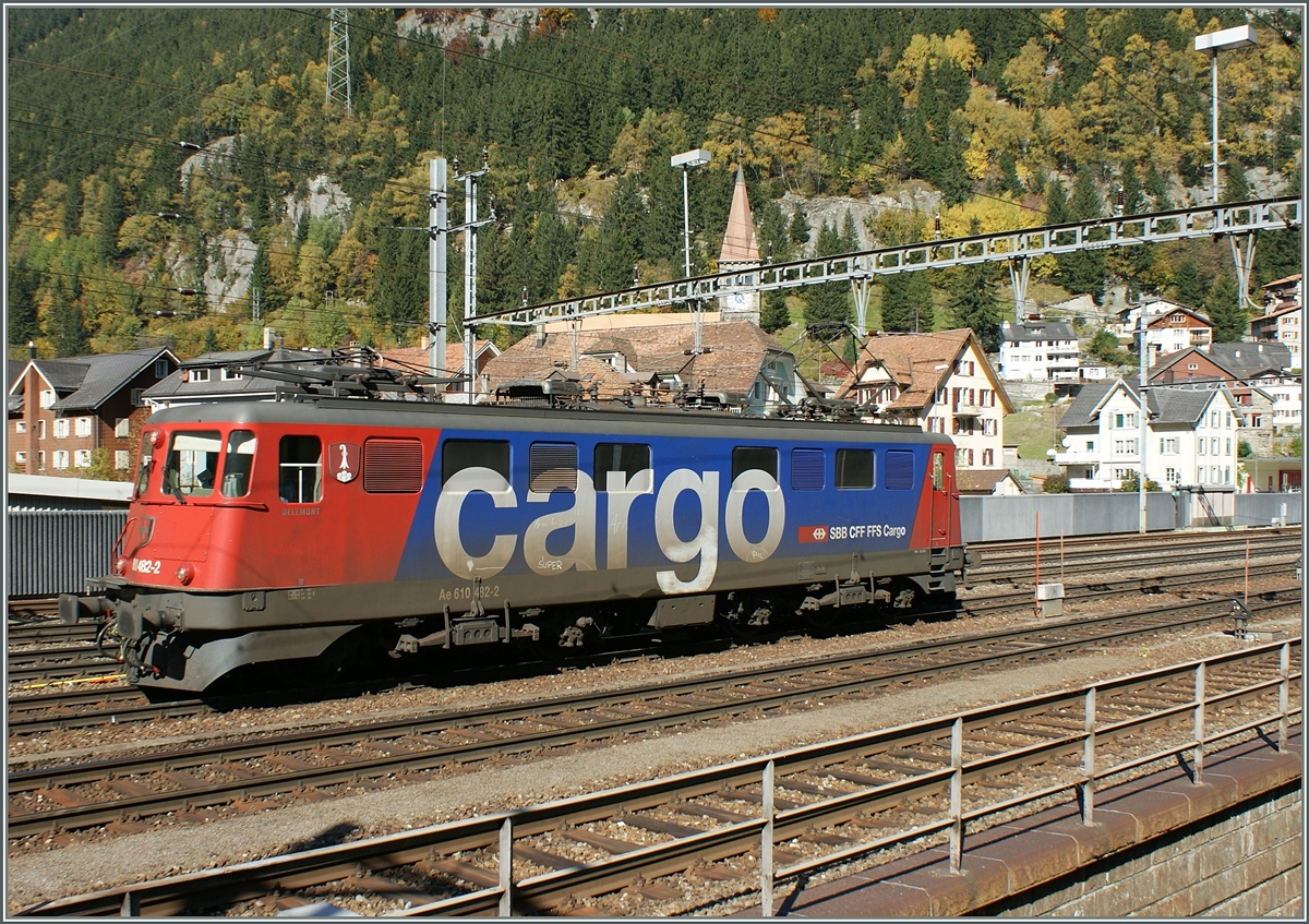 Die Ae 610 482-2  Delémont  in Göschenen im Schiebelokdienst und bereit zur Rückfahrt nach Erstfeld. 
10. Okt. 2008