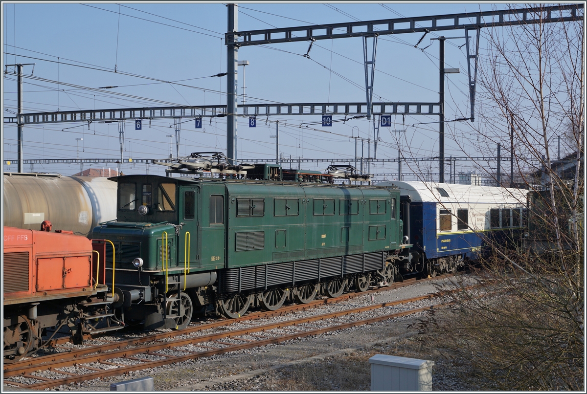 Die bereits vielfach im Einsatz gezeigte Swisstrain Ae 4/7 10997 wartet in Payerne auf ihre nächste Fahrt.

1. März 2021