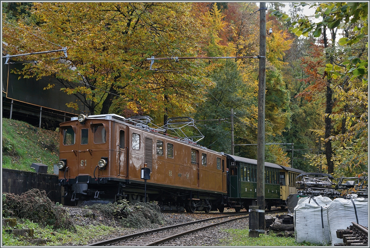 Die Bernina Bahn Ge 4/4 81 erreicht vom Musemsbahnhof Chaulin kommend die Strecke Chamby - Blonay- 

24. Okt. 2020