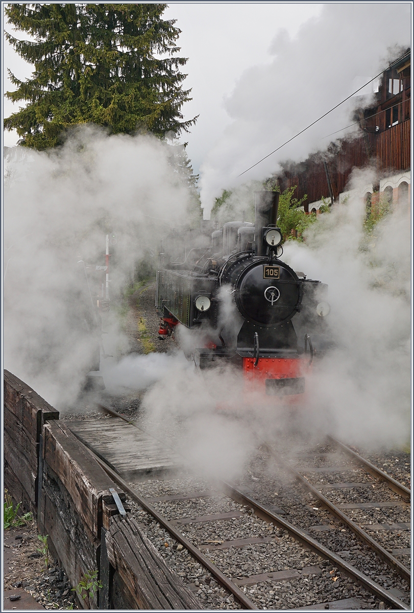 Die Blonay-Chamby G 2x 2/2 105 ist vor dem Einfahrsignal kurz zum stehen gekommen und dampft nun kräftig in den Bahnhof. 

18. Mai 2019