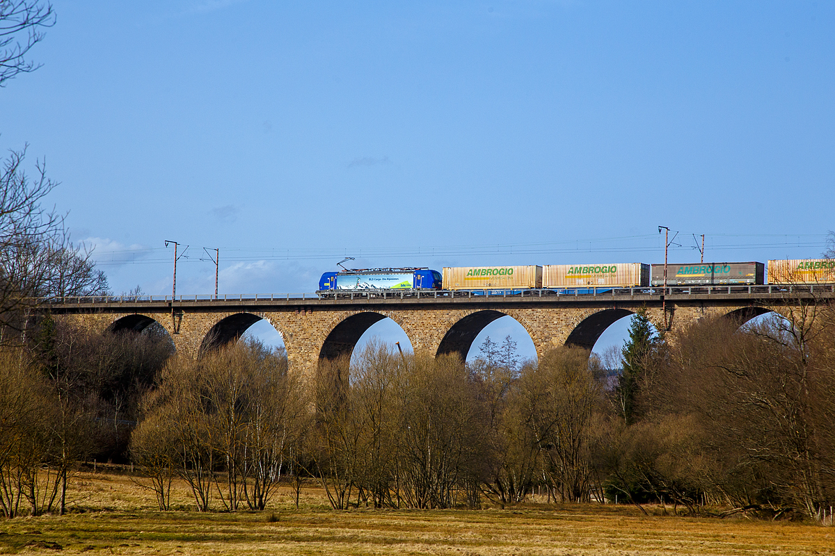 Die BLS 496 bzw. die 193 496-7 (91 80 6193 496-7 D-BLSC) der Cargo AG, ex Siemens (91 80 6193 496-7 D-SIEAG), fährt am 23.02.2021mit einem KLV/Container-Zug über den Rudersdorfer Viadukt in Richtung Siegen.

Die Siemens Vectron MS (für 160 km/h zugelassene und mit 6.4 MW Leistung) wurde 2018 von Siemens Mobilitiy in München-Allach unter der Fabriknummer 22390 gebaut. Die Vectron MS hat Zulassungen für Deutschland, Österreich, Schweiz, Italien und die Niederland.