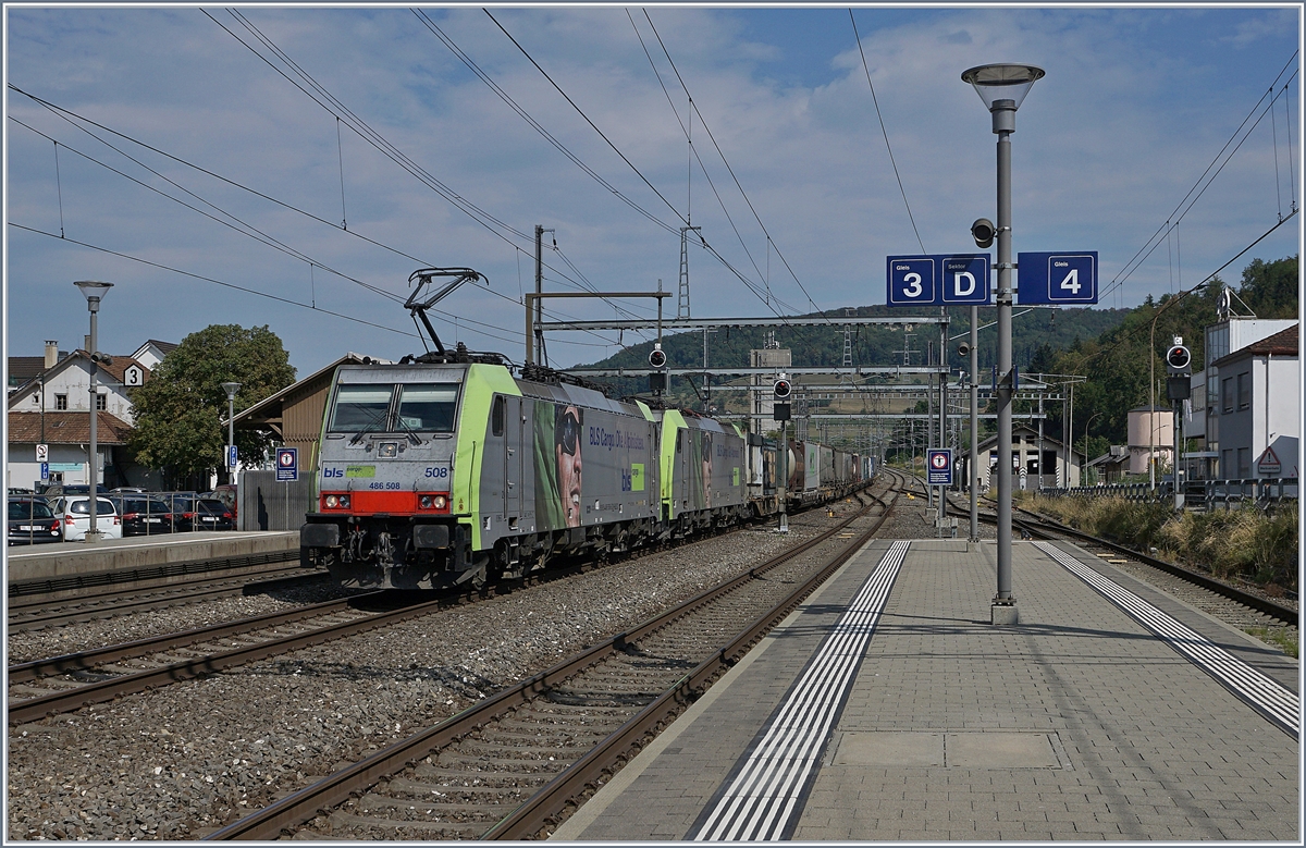 Die BLS Re 486 508 und eine weitere fahren mit einem Güterzug Richtung Basel in Sissach auf Gleis 2 durch.
7. August 2018