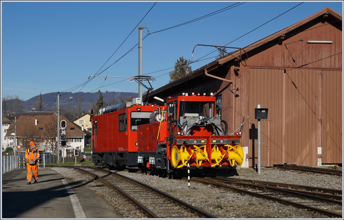 Die CEV MVR HGem 2/2 2501 mit der neune Schneefräse bei Fernsteuer-Testfahrten in Blonay.
8. Dez. 2016