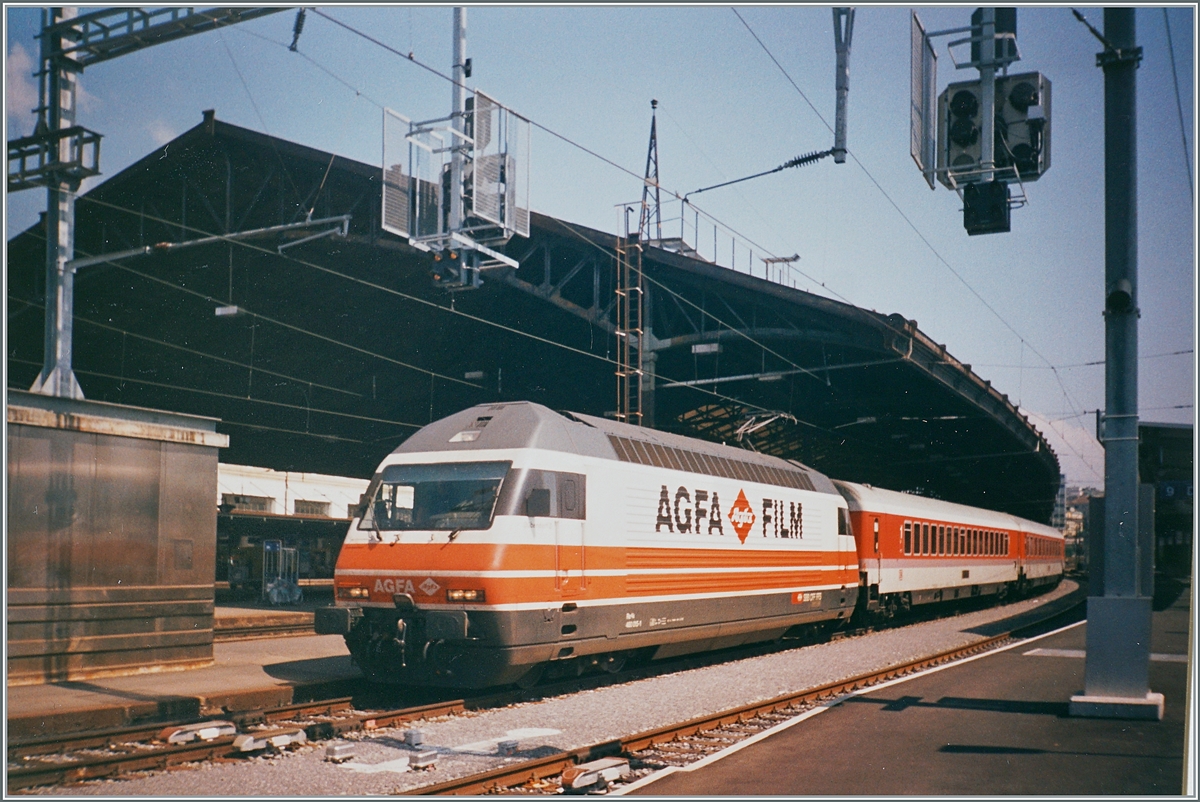Die erste SBB Werbelok Re 460 015-1  AGFA-FILM  wartet mit dem EC Mont-Blanc in Lausanne auf die Abfahrt. 

Analogbild vom Herbst 1996