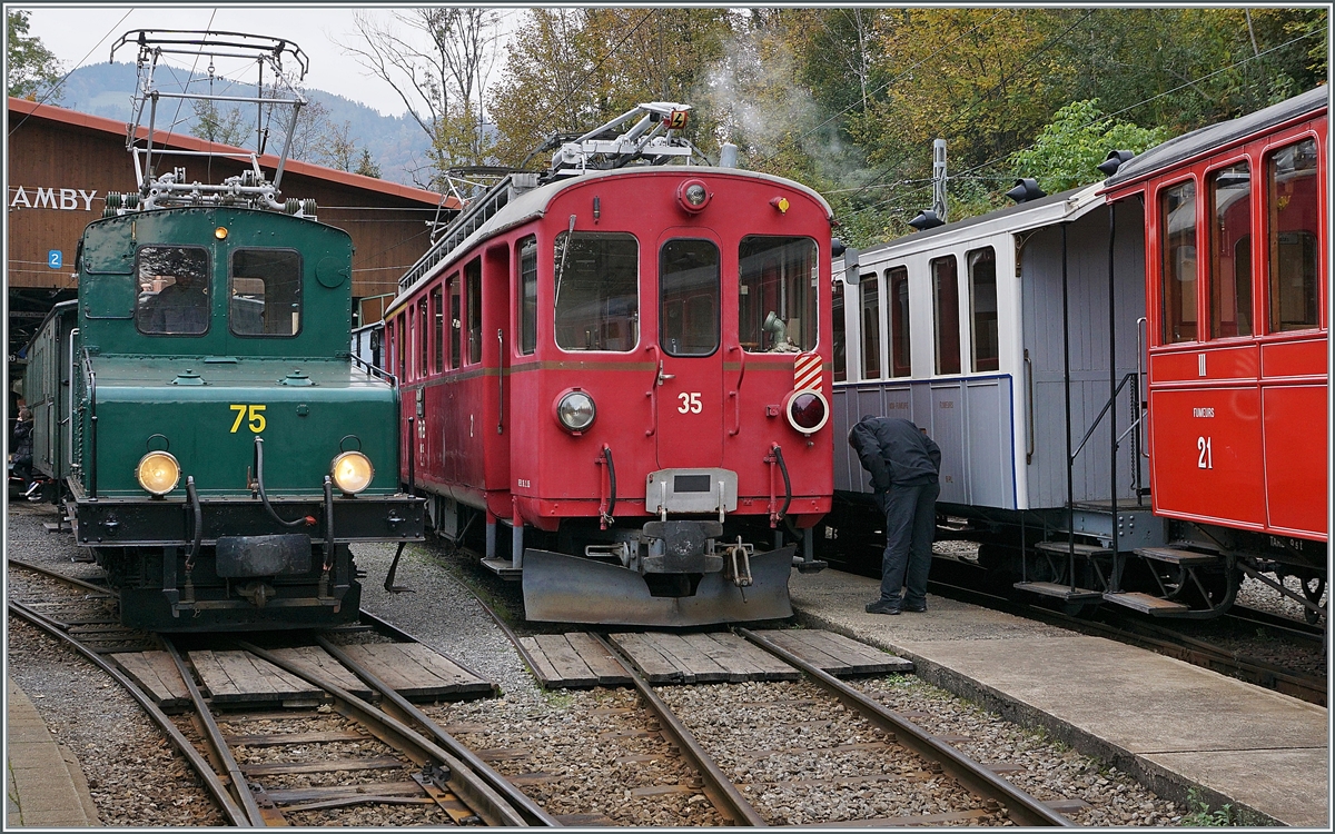 Die +GF+ Ge 4/4 75 und der RhB Abe 4/4 I N° 35 zeigen sich in Chaulin.

18. Okt. 2020