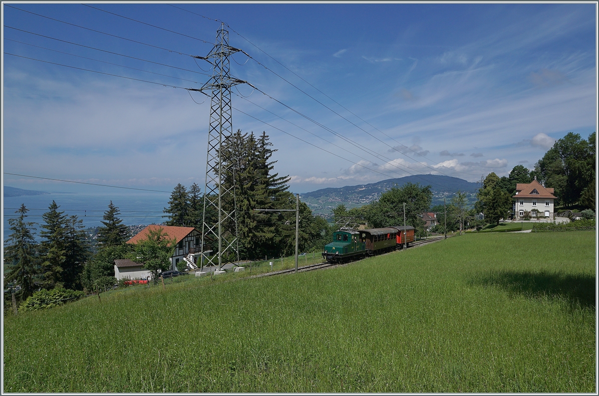 Die +GF+ Ge 4/4 75 (1913) ist bei Chaulin mit einem Reisezug auf dem Weg nach Chamby. 

26. Juni 2021