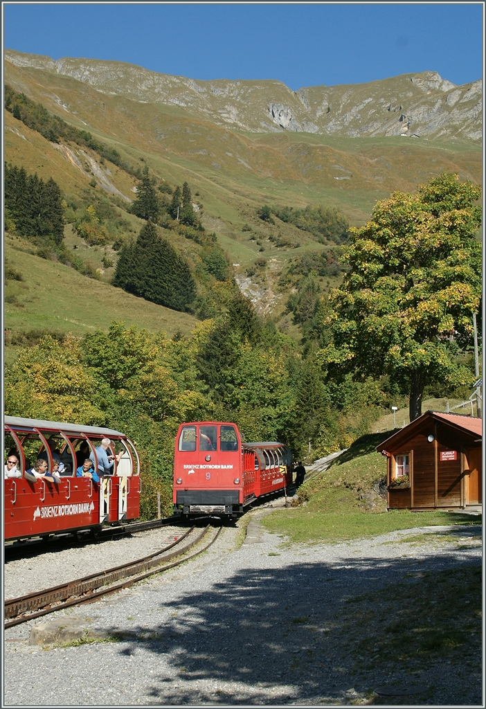 Die Hm 2/2 Loks sind auch Reisezugverkehr eingesetzt, hier erreieht ein solcher die Kreuzungsstation Planalp.
1. Okt. 2011
