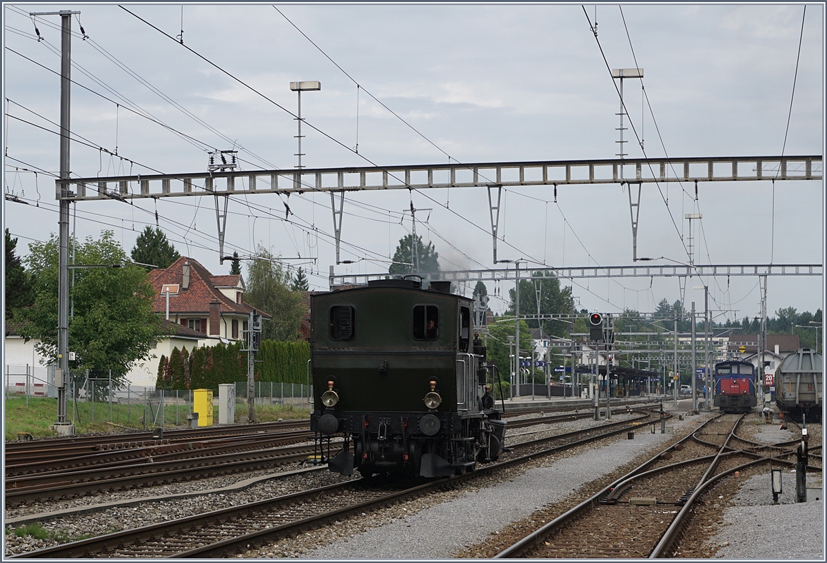 Die kleine ST Dampflok E 3/3 N° 5 auf grosser (Rangeier)-Fahrt in Sursee: Um ihren von Triengen nach Sursee gebrachten Zug wieder nach Triengen zurückzuziehen muss der Wagenpark auf der Gleisanlage südlich des Personenbahnhofs von Sursee umfahren werden.
27. Aug. 2017