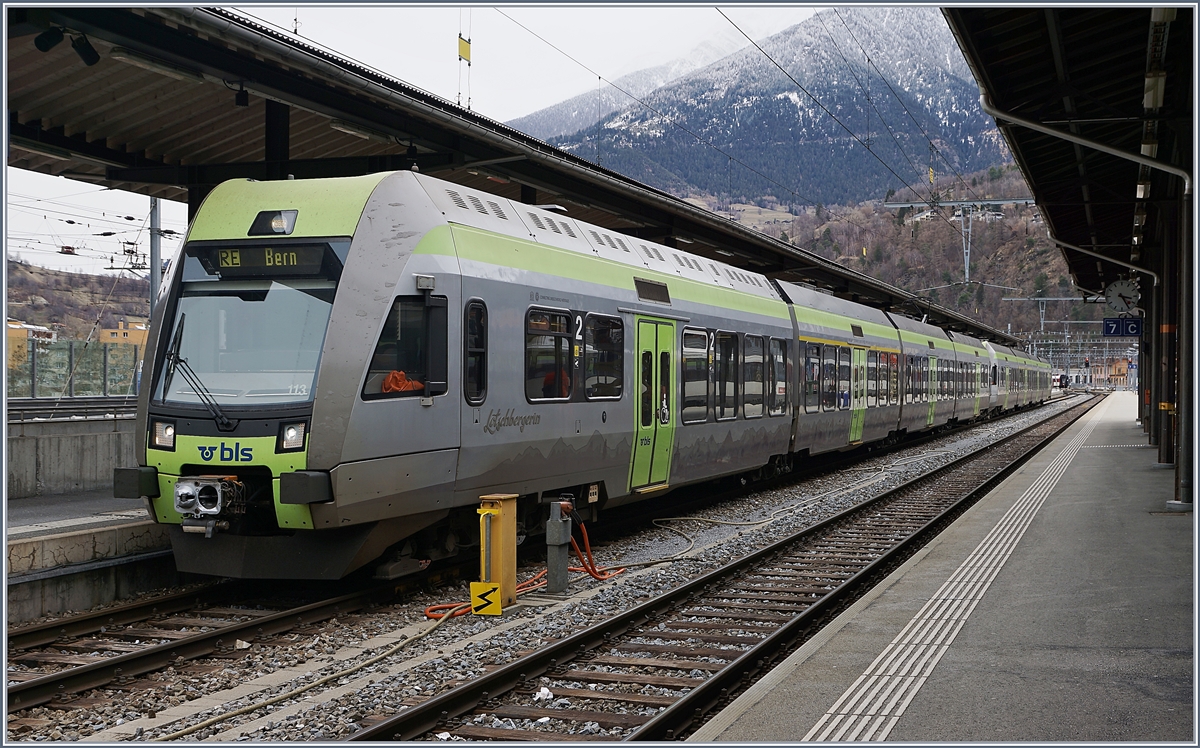 Die  Lötschbergerin  RABe 535 113 und der  Lötschberger  RABe 531 117 warten in Brig auf die Abfahrt Richtung Bern.
1. März 2017