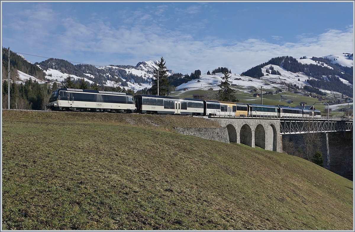 Die MOB Ge 4/4 8004 mit ihrem Regionalzug nach Château d'Oex -(Montreux) kurz nach Flendruz.
2. April 2018
